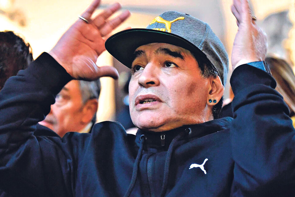 "Cambiemos, los huevos; ganemos", proclamó Maradona en su video.
