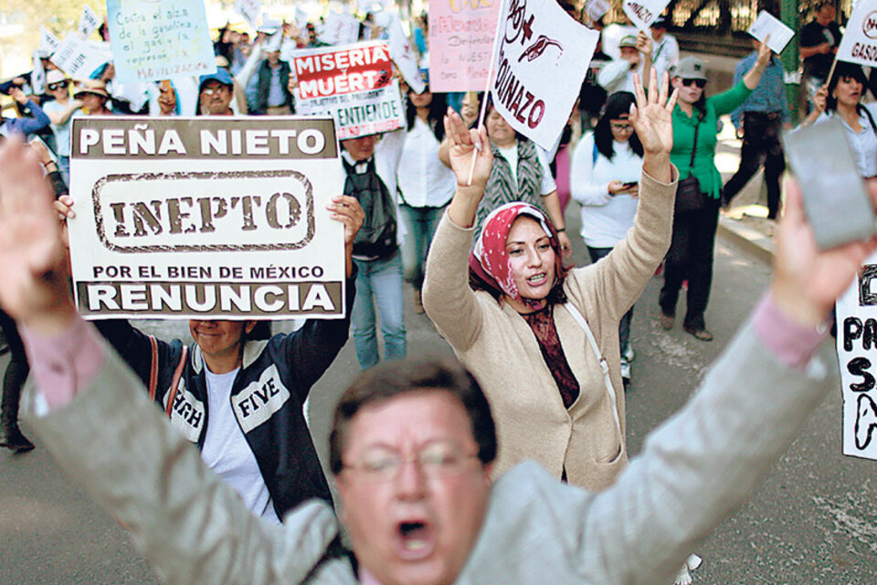 Ayer en el D. F. continuaban las protestas en contra del gobierno de Peña Nieto. (Fuente: AFP)