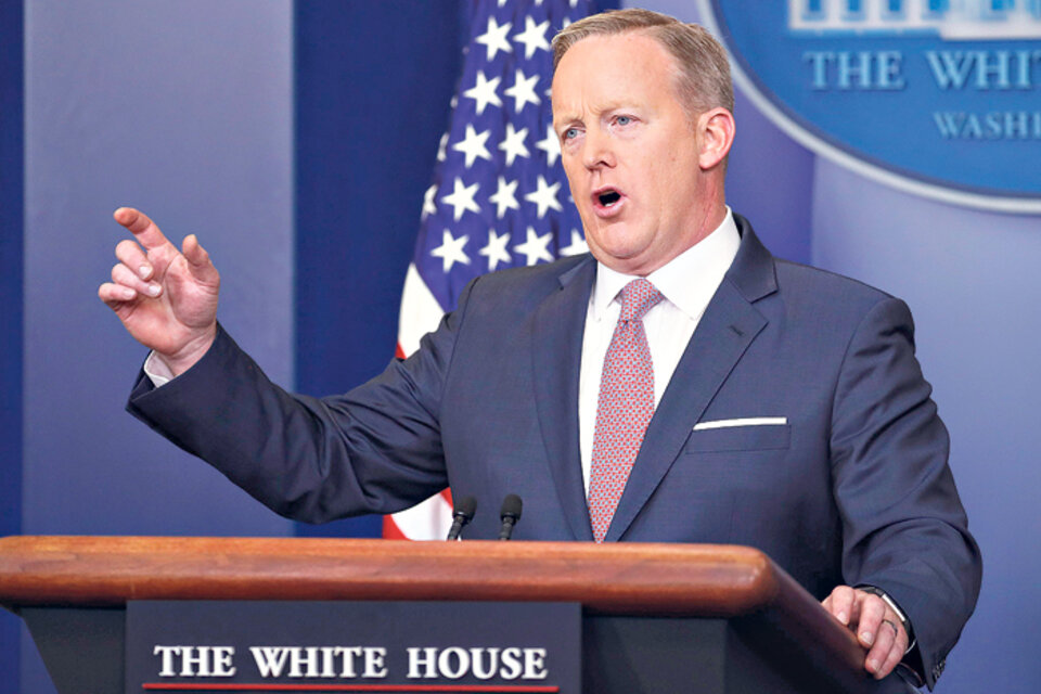 Sean Spicer informó que el presidente discutirá las operaciones contra el EI con el secretario de Defensa, Mattis. (Fuente: EFE)