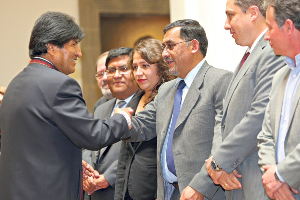 Evo Morales saluda al ministro de Trabajo, Andrés Hinojosa Rodríguez, y a sus colegas.  (Fuente: EFE)