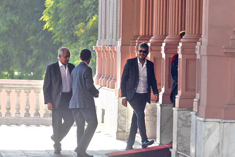 De un lado, Tinelli, vice de San Lorenzo, y D’Onofrio, presidente de River, entran a la Casa de Gobierno. (Fuente: DyN)