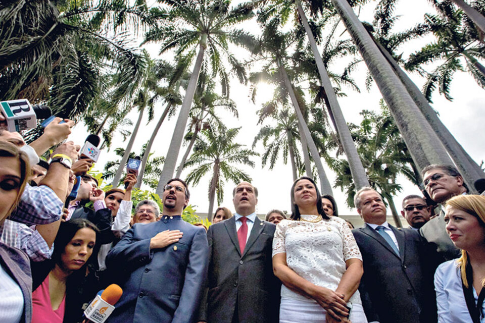 Julio Borges, rodeado de líderes opositores, después de pedir la cabeza de Maduro.