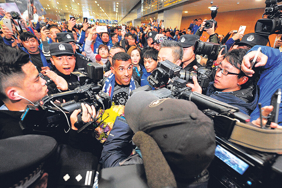 La llegada de Carlitos en el aeropuerto de Shanghai. (Fuente: AFP)