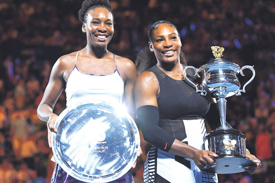 Serena festeja su triunfo por 6-4 y 6-4 sobre su hermana Venus. 