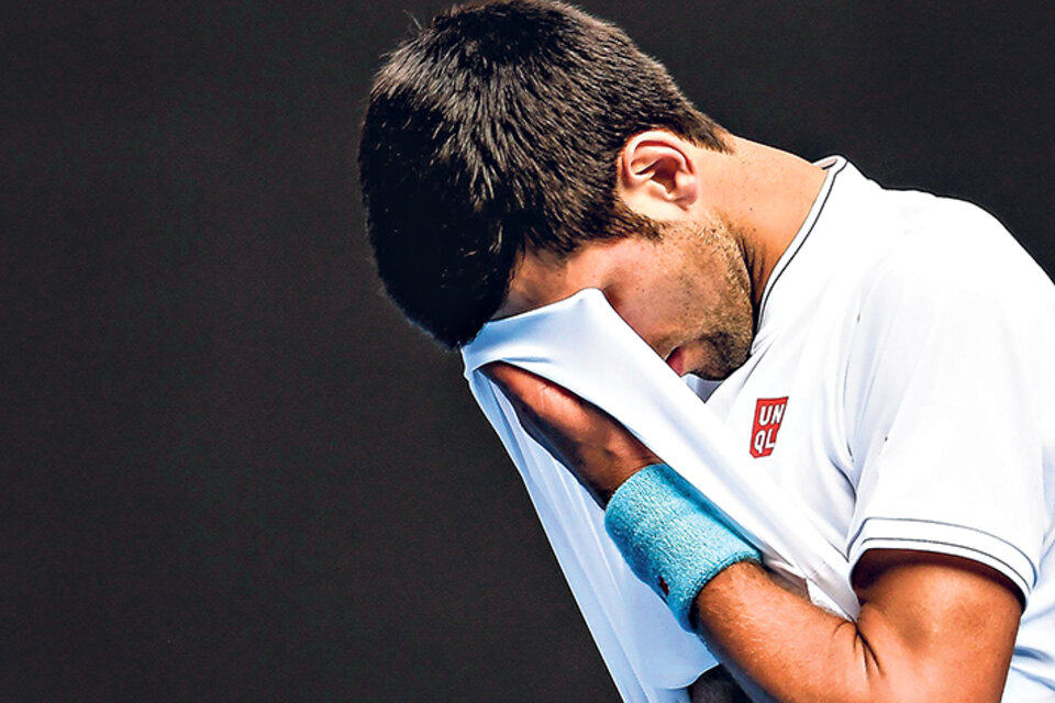 Djokovic se retiró del Melbourne Park con lágrimas en los ojos. Istomin fue ovacionado.