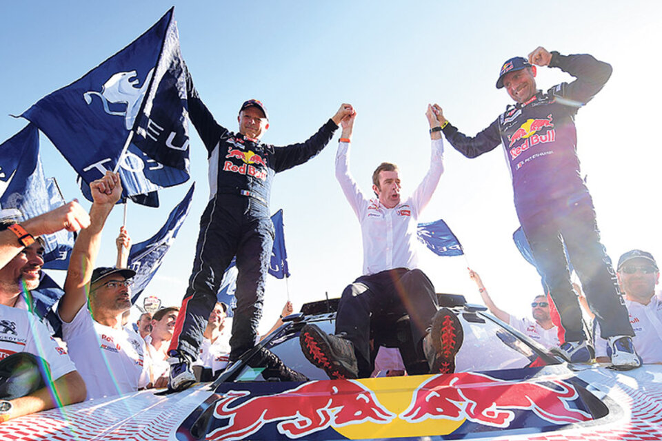 Peterhansel festeja su séptimo triunfo en la categoría autos del Dakar, que también ganó conduciendo motos. (Fuente: AFP)