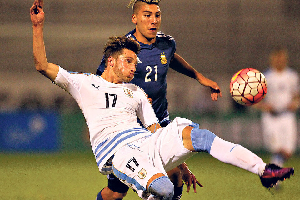 Argentinos y uruguayos protagonizaron un partido muy intenso.