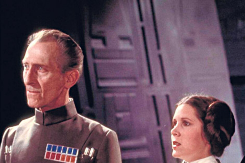 Cushing, Carrie Fisher y el icónico Darth Vader en el Episodio IV de Star Wars, de 1977.