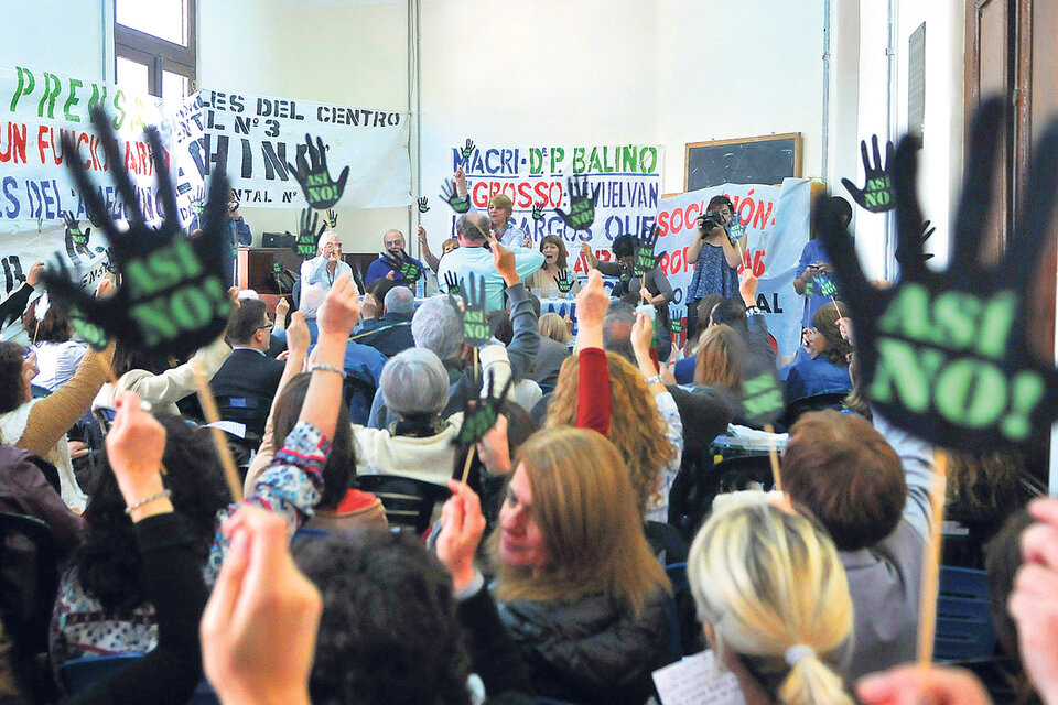 Asamblea de los trabajadores del Centro de Salud Mental Arturo Ameghino para resistir su vaciamiento. (Fuente: Enrique Cabrera)