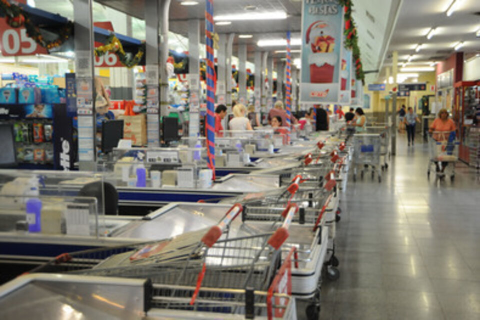 Los grandes supermercados tuvieron pocos clientes.  (Fuente: Alberto Gentilcore)