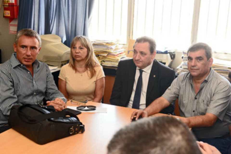 El ministro de Trabajo Genesini y representantes gremiales viajaron ayer a Buenos Aires.