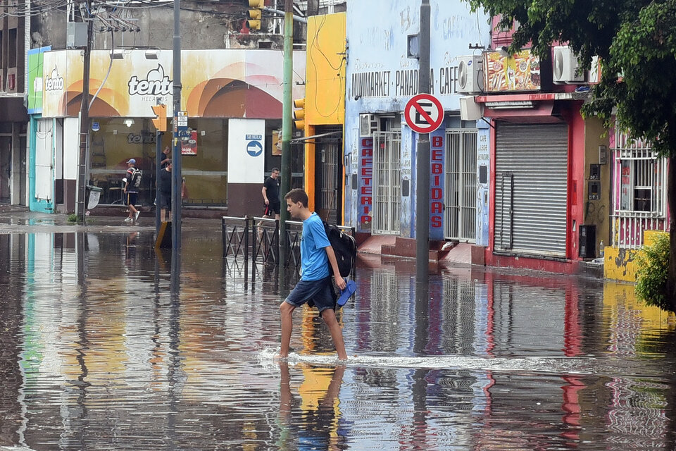La postal se repitió en muchos barrios de Rosario: El agua tapó calles y veredas y no se podía transitar. (Fuente: Sebastián Granata)