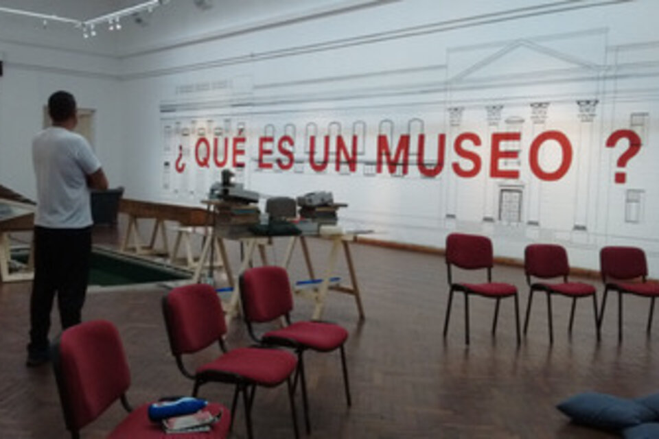 El público responde a "¿Qué es un museo?", sumándose a una enunciación colectiva en construcción.