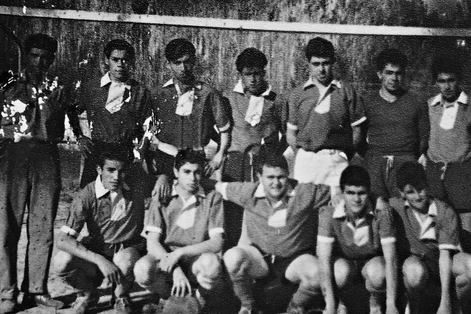 Con uno de sus equipos en Cipolletti (Osvaldo abajo y al centro) años 50. Foto del álbum familiar.