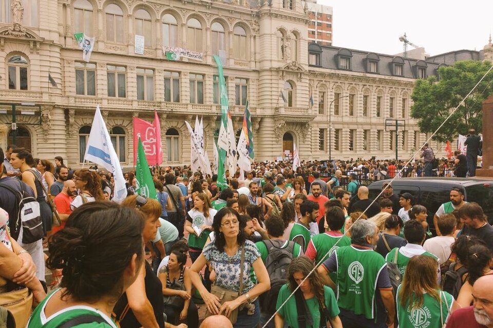 Estatales y docentes se manifestaron frente al Palacio Sarmiento contra los despidos. (Fuente: Twitter)