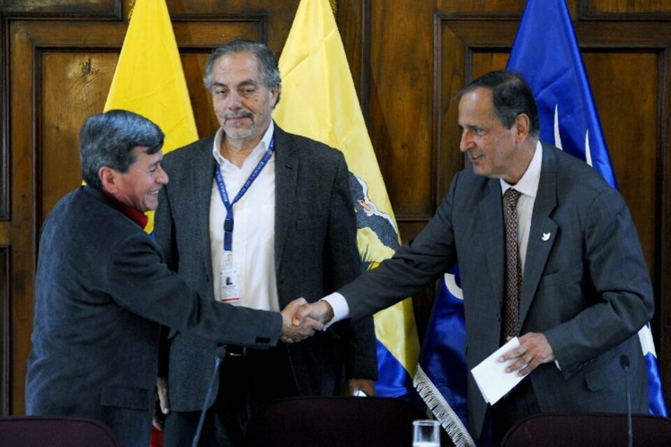 Pablo Beltran, jefe negociador por el grupo armado y Juan Camilo Restrepo, representante del gobierno. (Fuente: AFP)