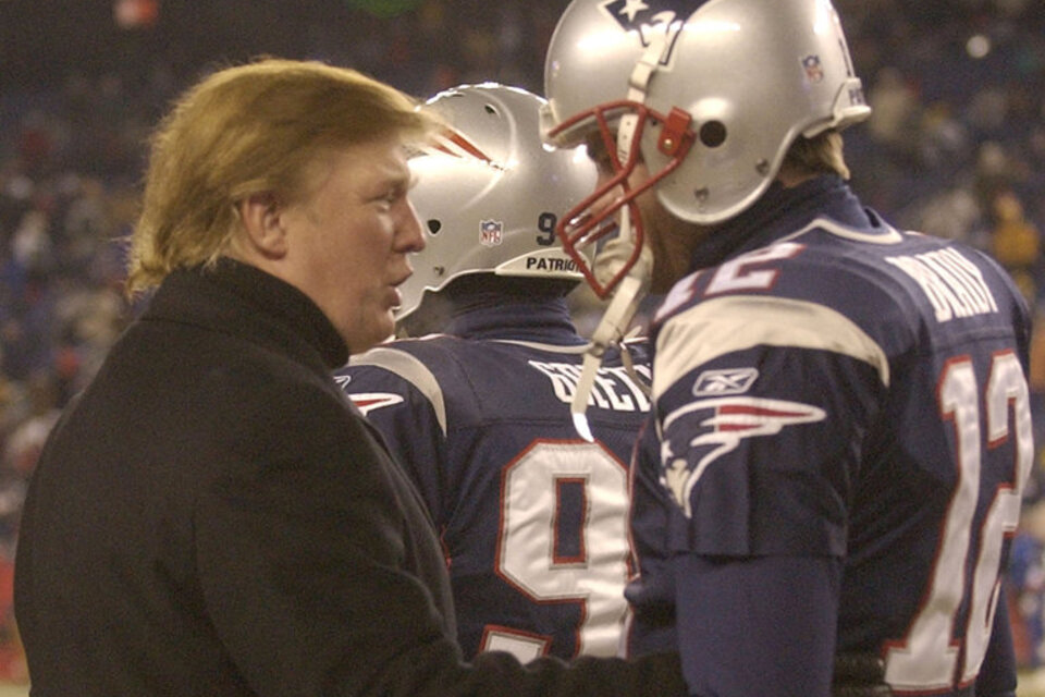 Trump con un jugador de los Patriots, en 2004. (Fuente: AFP)