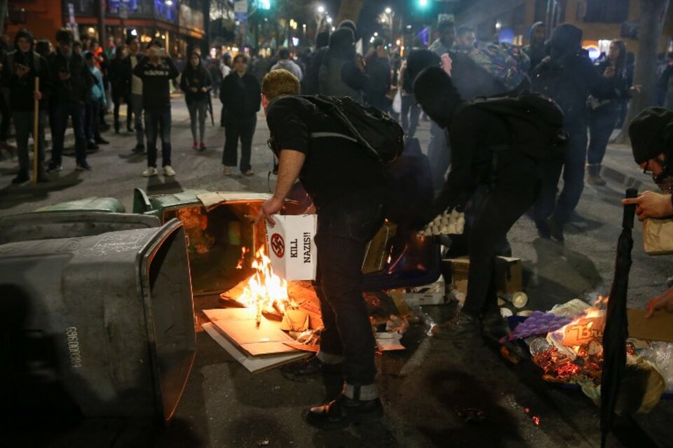 Protestas en Berkeley contra un supremacista fanático de Trump (Fuente: AFP)