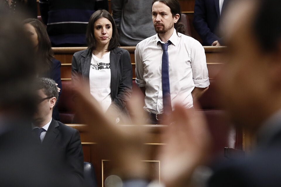 Irene Montero, portavoz de Podemos, una de las diputadas que recibió a Macri con la remera de Sala. (Fuente: EFE)