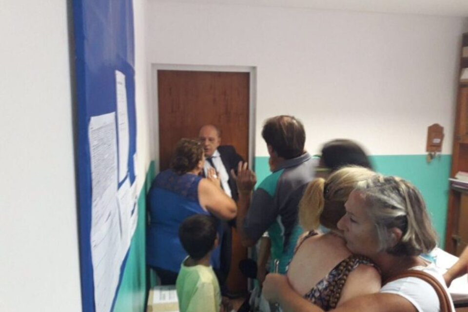 Arroyo discutiendo con docentes en la puerta de la directora de la escuela 205. (Fuente: Twitter)
