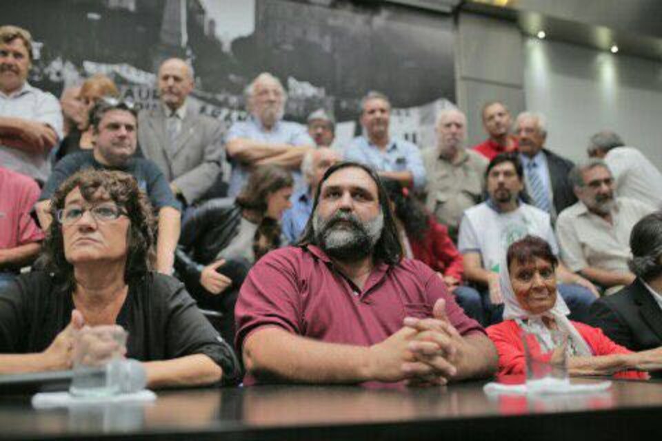 Las Madres de Plaza de Mayo Nora Cortiñas y Taty Almeida acompañaron al dirigente sindical. (Fuente: UTE-CTERA)