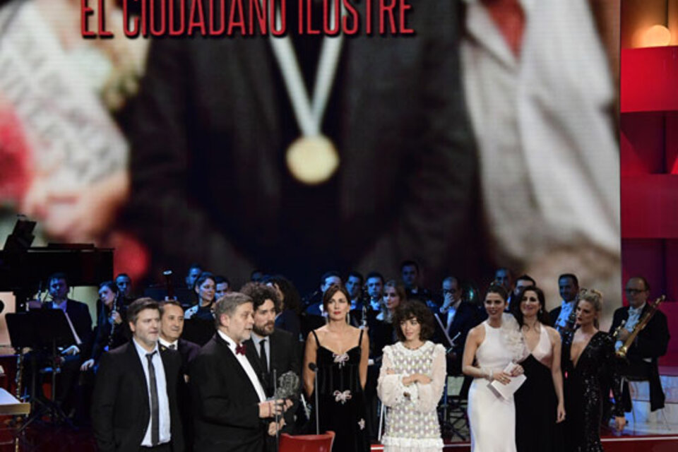 Los directores y parte del equipo recibieron el premio en Madrid.