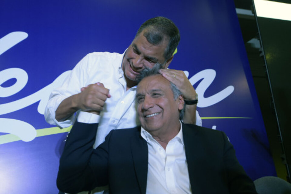 Correa y Lenín Moreno, quien en las elecciones del domingo pasado quedó a medio punto de ganar en primera vuelta. (Fuente: AFP)
