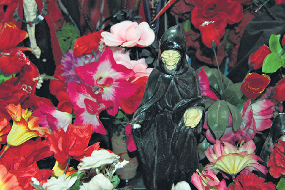 Flores y calaveras, motivos que se repiten en los desordenados altares del particular santo pagano. (Fuente: Julián Varsavsky)