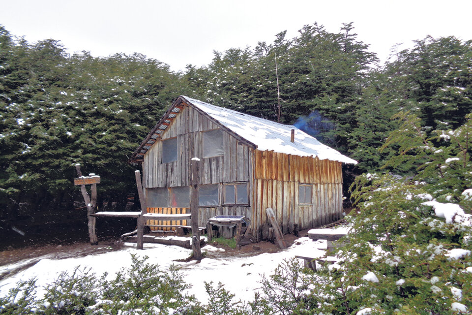 Refugio Natación, a 1450 msnm, accesible por un largo camino en pendiente pronunciada.