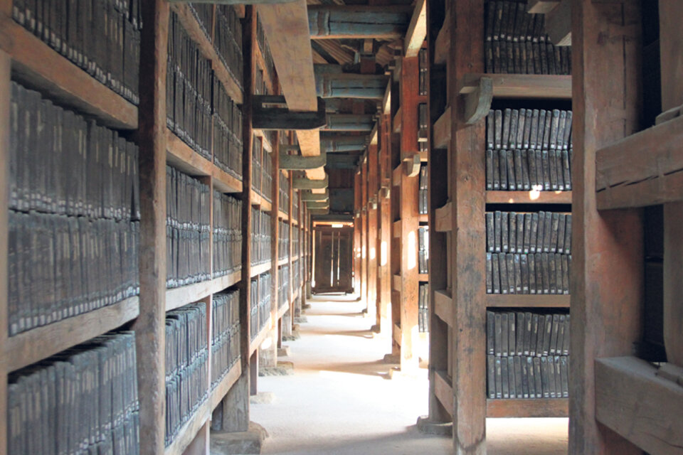 La sucesión de estantes y tablas que conforman el patrimonio de la Tripitaka Coreana. (Fuente: Graciela Cutuli)