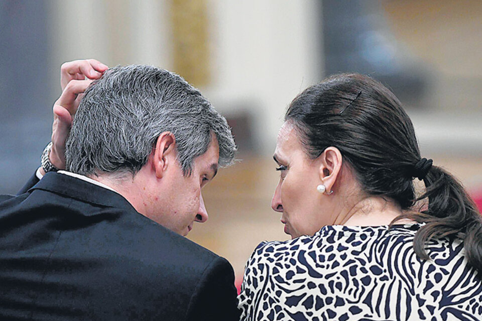 El jefe de Gabinete, que firmó el recorte, junto a Gabriela Michetti ayer en la conferencia. (Fuente: AFP)