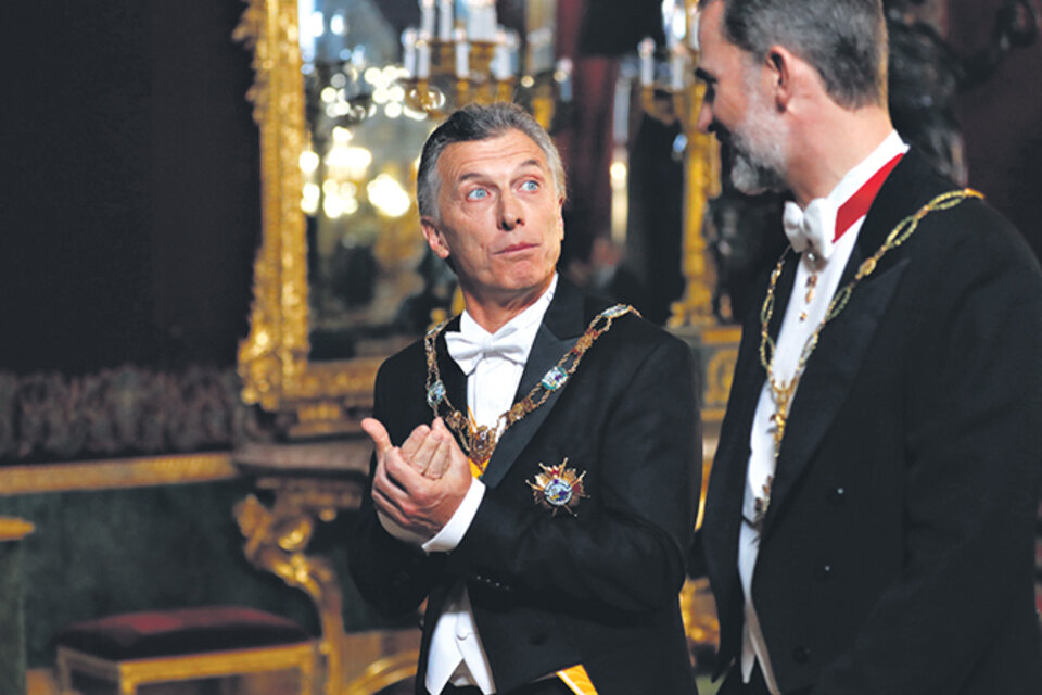 El presidente Mauricio Macri y el rey Felipe anoche, durante el agasajo en el Palacio Real. (Fuente: EFE)