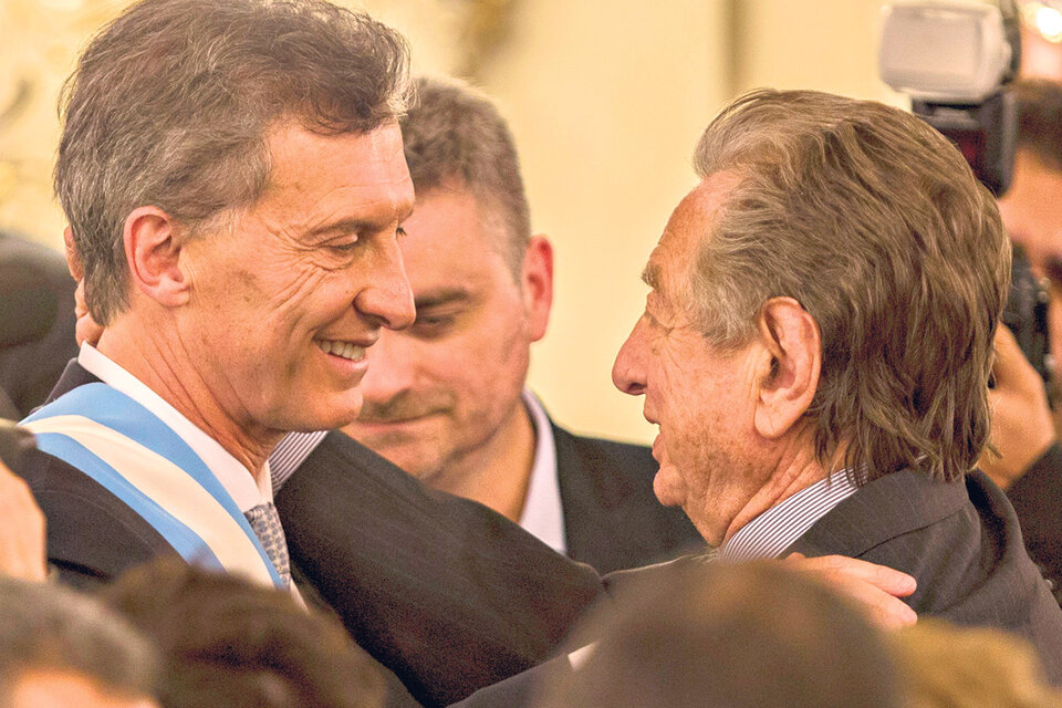 Mauricio Macri, como presidente, recibe el saludo de Franco, su padre y titular del Grupo Socma. Fue antes del acuerdo “a la carta”. 