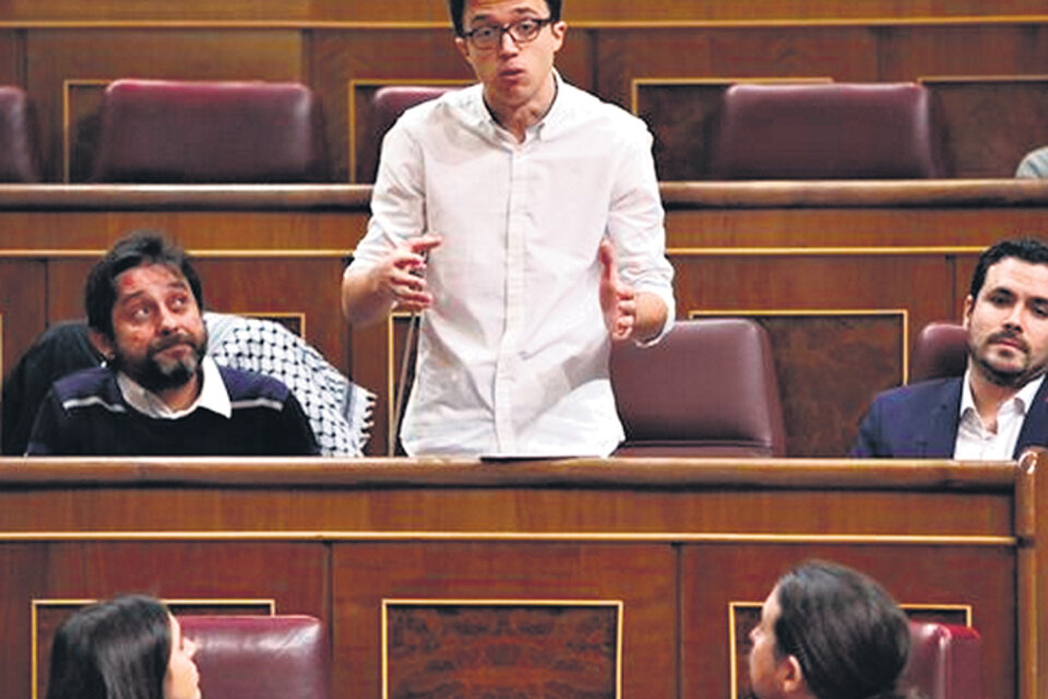El diputado y secretario de Podemos, Iñigo Errejón, fue quien se encargó de hablar en el recinto.