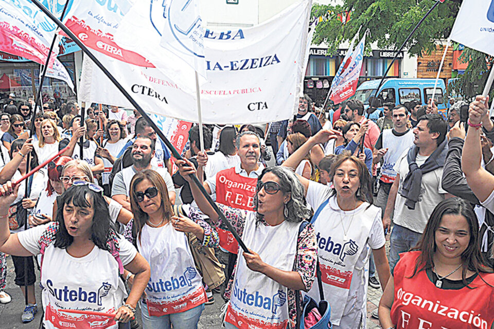 Los maestros del Frente Gremial Docente se manifestaron ayer en La Plata. (Fuente: Télam)