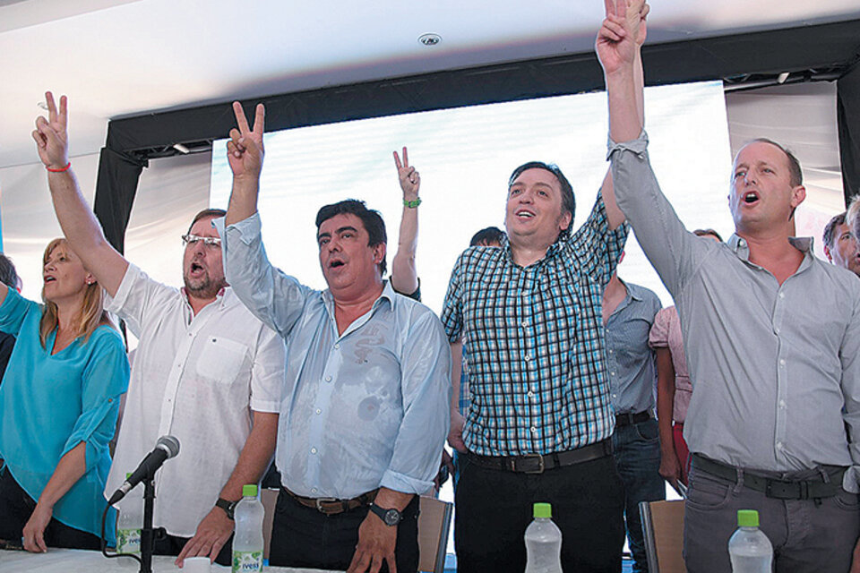 Fernando Espinoza, Máximo Kirchner y Martín Insaurralde en el cierre cantando la marcha en San Vicente. (Fuente: Télam)