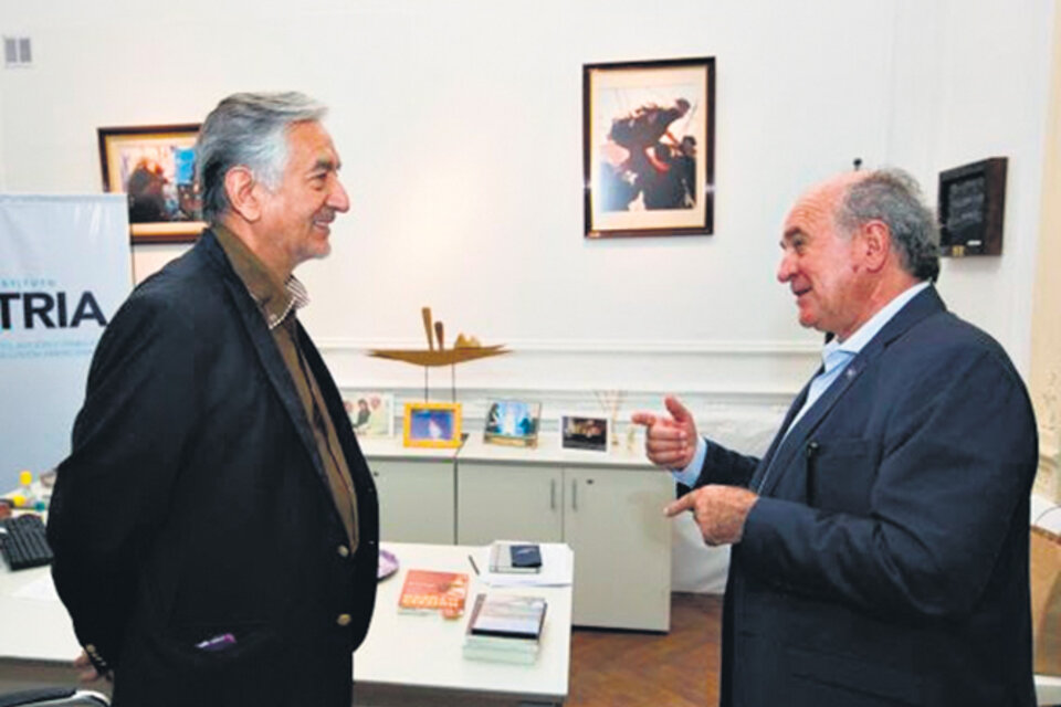 Oscar Parrilli recibió a Rodríguez Saá en el Instituto Patria.