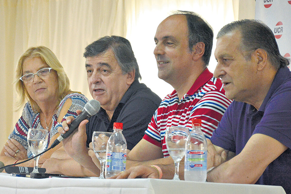 Lilia Puig, Mario Negri, José Corral y Angel Rozas, en conferencia de prensa al terminar el encuentro. (Fuente: Télam)