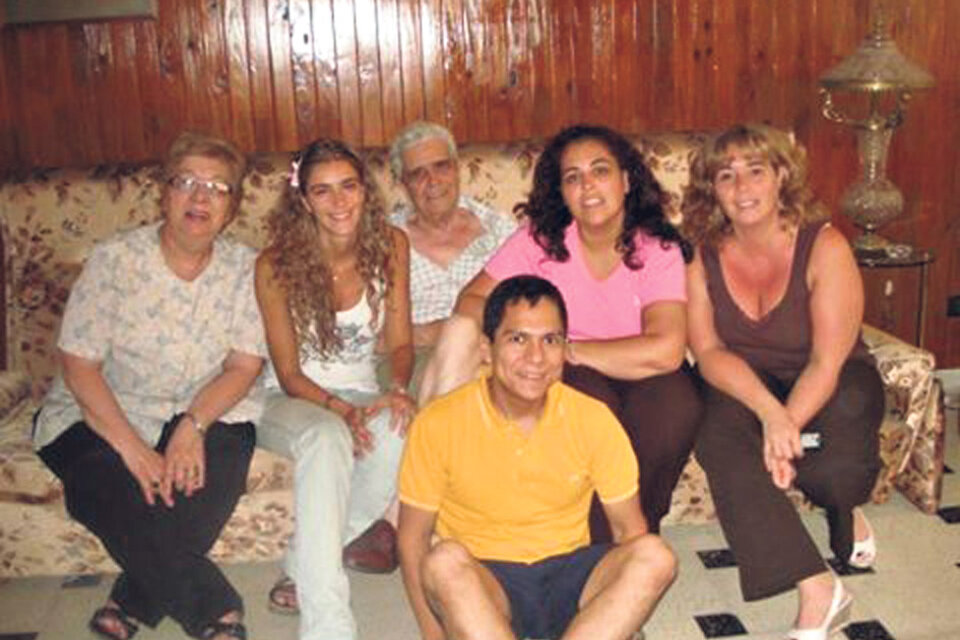 La jueza junto a sus hijos María Alicia, Hugo, María Paula y Cecilia Inés. En el piso, Esteban Fernando.