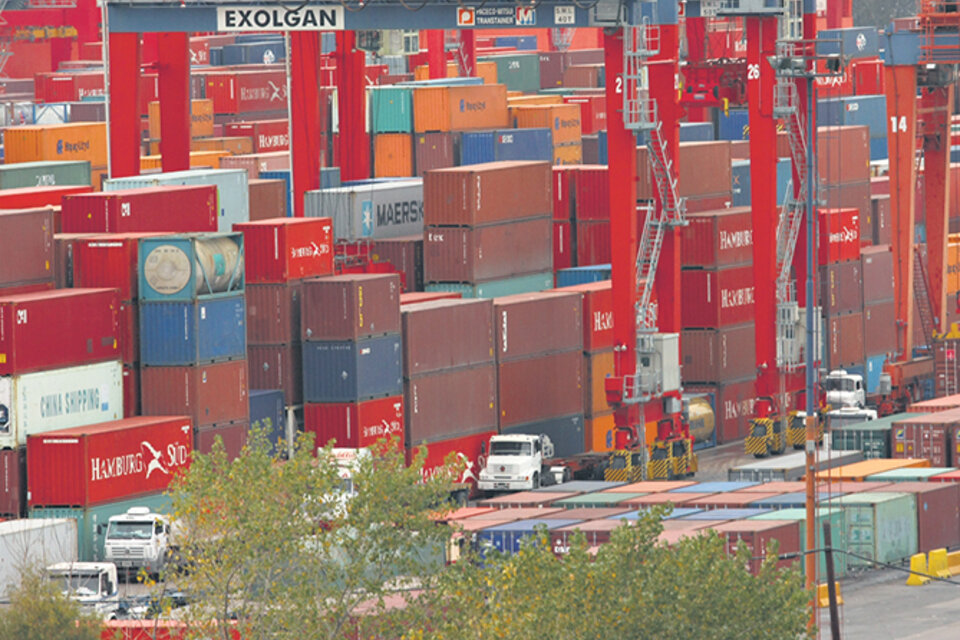 Los contenedores se multiplican en el puerto de Buenos Aires y ponen en jaque a la industria local.