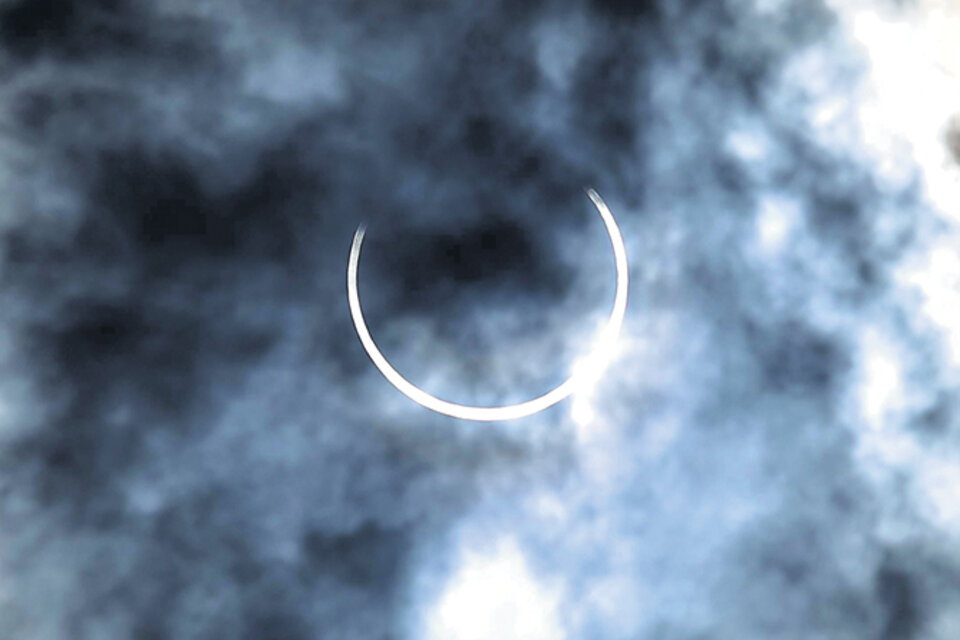 El eclipse anular en su punto máximo, tal como se lo vio en Chubut. (Fuente: Télam)