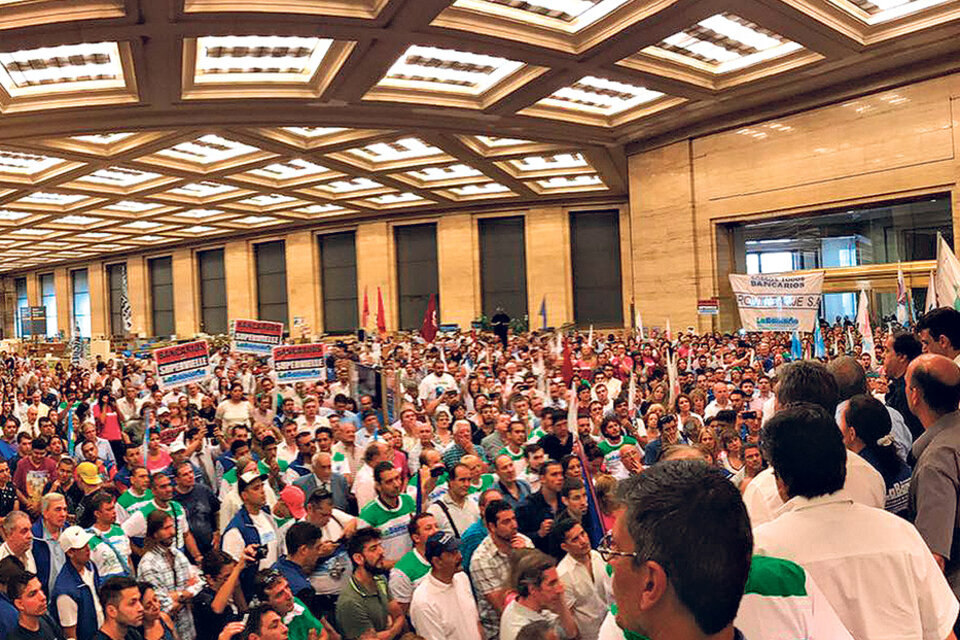Masiva concentración de trabajadores en la asamblea de ayer, en el hall central del Banco Nación