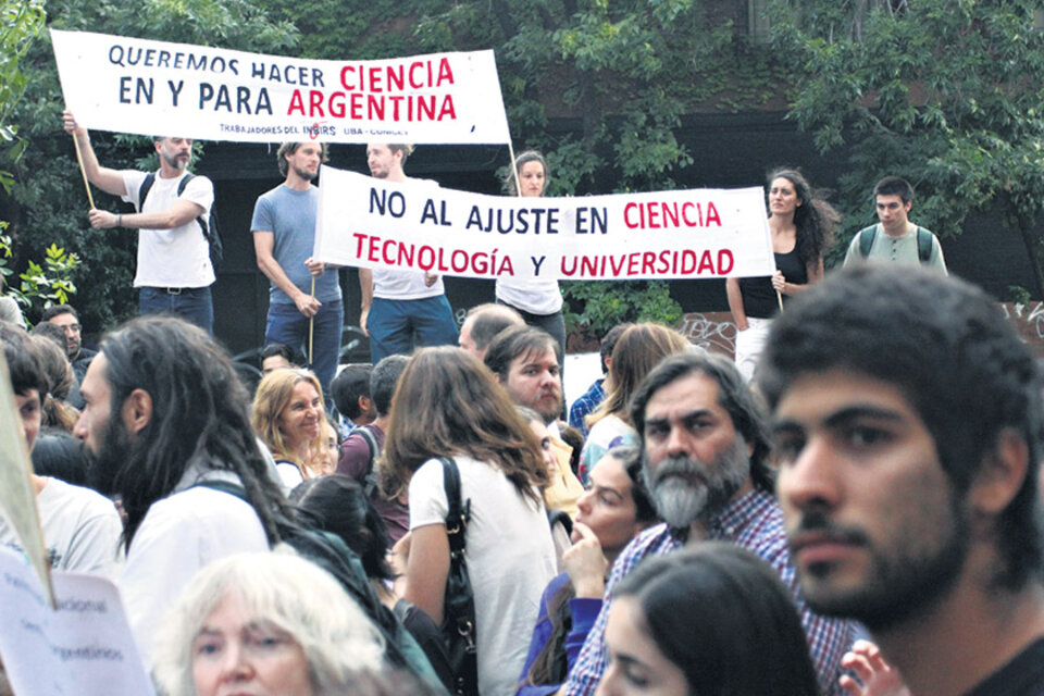 Becarios e investigadores volvieron a manifestarse ayer en el Polo Tecnológico. (Fuente: Leandro Teysseire)