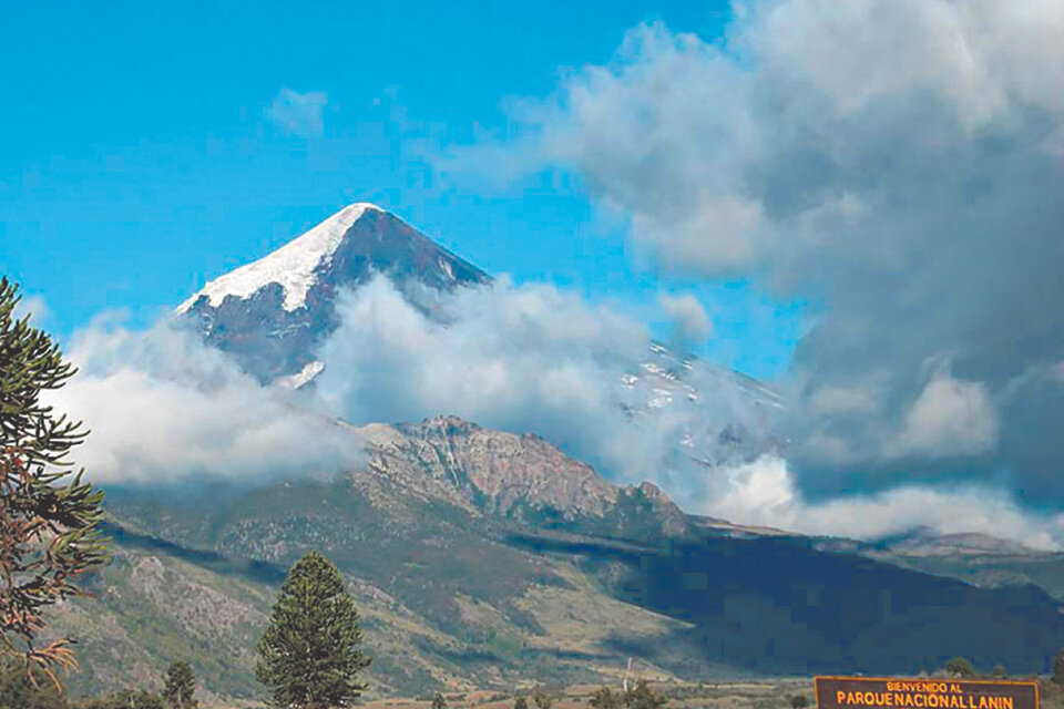 El volcán Lanín, de 3776 metros de altura, está ubicado en territorio argentino y chileno.