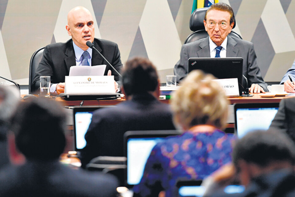 De Moraes (izq.) testifica en el Senado durante su audiencia de confirmación. (Fuente: AFP)