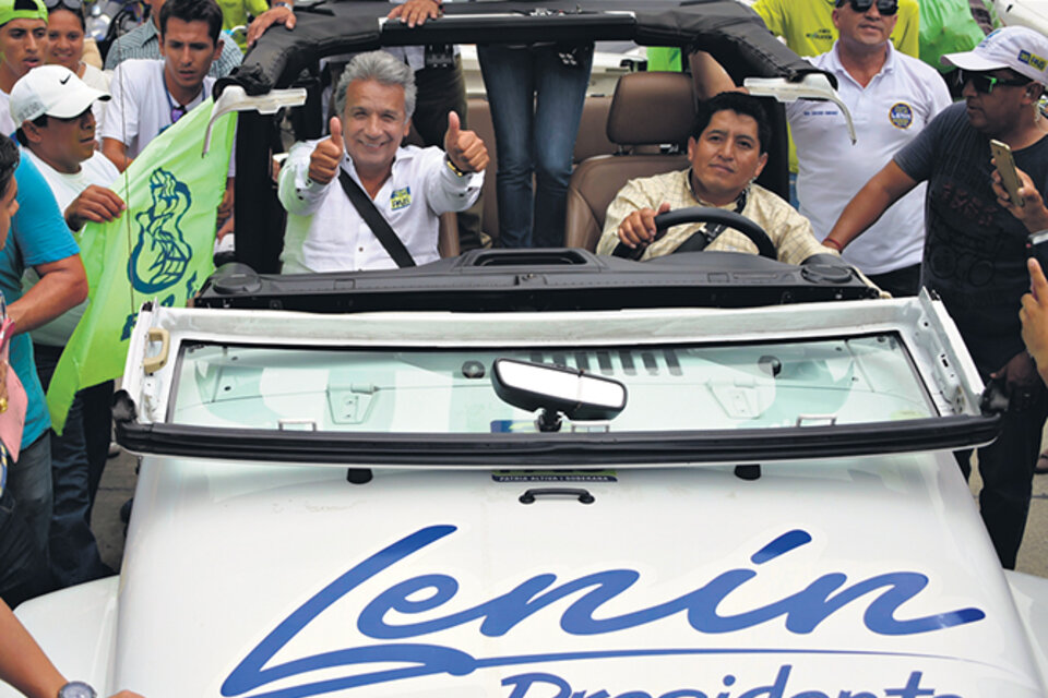 Lenín Moreno saluda a simpatizantes en Guayaquil durante la campaña presidencial. Habrá segunda vuelta.