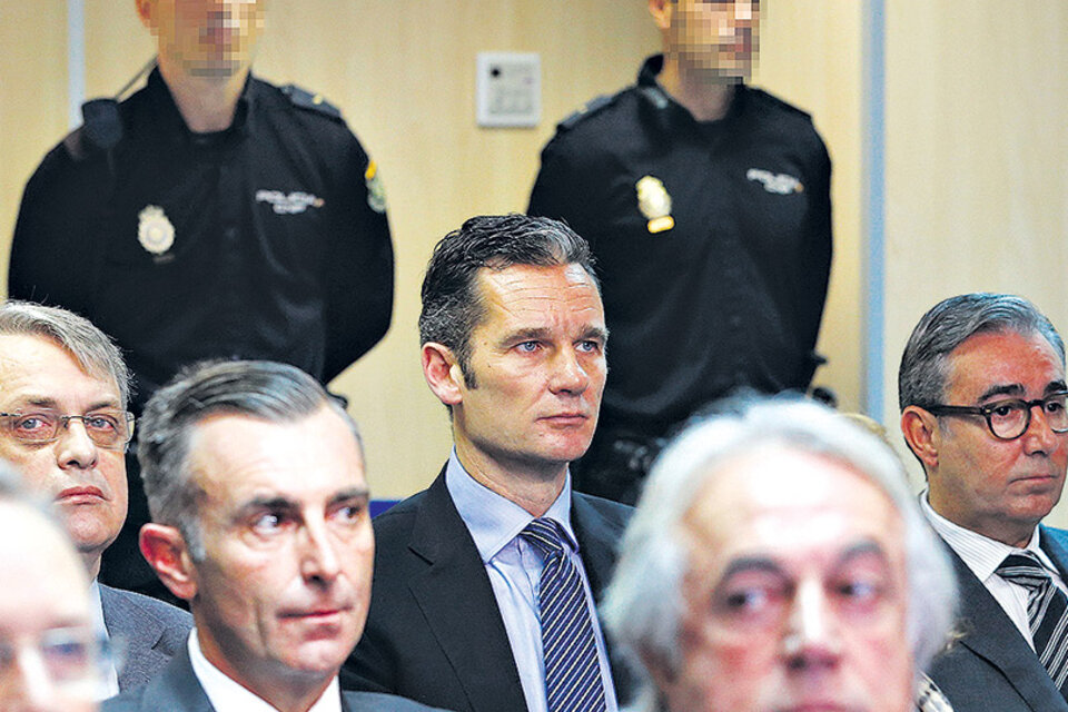 Urdangarín (centro) durante la audiencia de su condena. (Fuente: EFE)