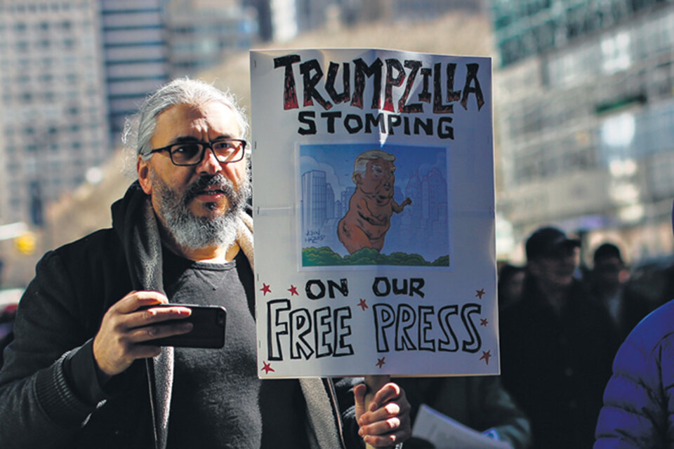Manifestantes apoyaron a la prensa a la entrada de The New York Times. 