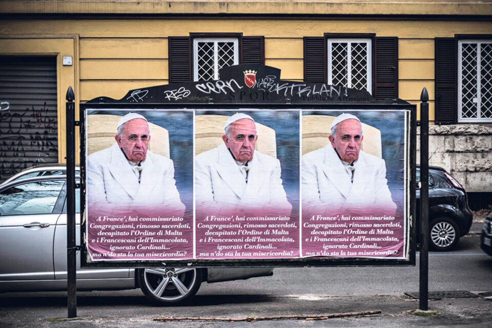 El afiche muestra al Papa enojado y lo critica por sus reformas en el Vaticano.  (Fuente: EFE)