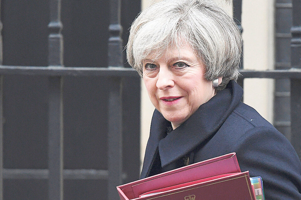 La primera ministra May saliendo de 10 Downing Street. (Fuente: EFE)